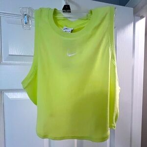 NWT Nike crop athletic top. Size m
Sold out !!